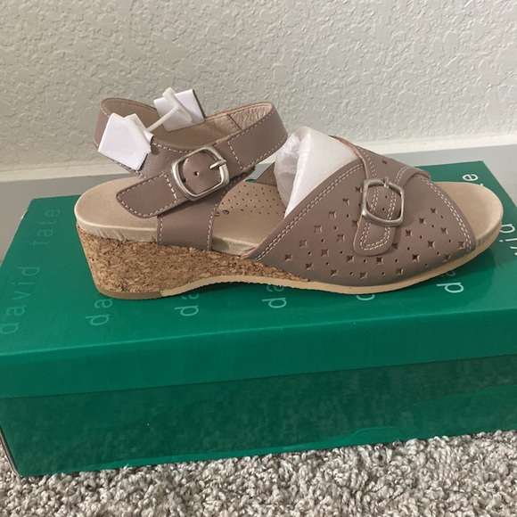 David Tate women’s tan wedge sandal size 7.5 - Picture 3 of 3